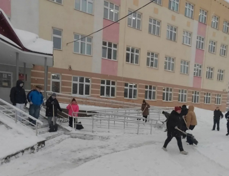 Субботник по уборке снега