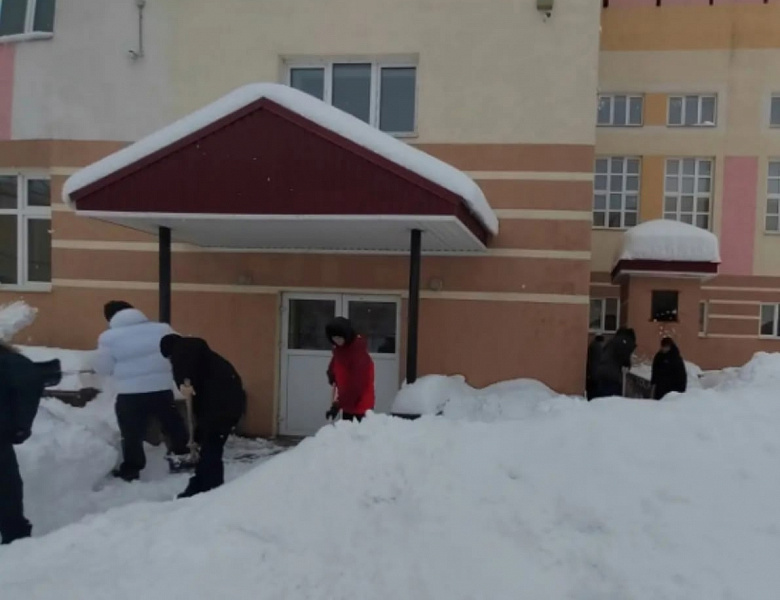 Субботник по уборке снега